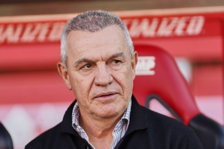 MALLORCA, SPAIN - APRIL 19: Javier Aguirre head coach of RCD Mallorca looks on prior to the LaLiga Santander match between RCD Mallorca and Deportivo Alaves at Estadio de Son Moix on April 19, 2022 in Mallorca, Spain. (Photo by Rafa Babot/Getty Images)