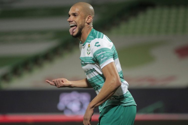 TORREON, MEXICO - FEBRUARY 28: Matheus Doria of Santos celebrates after scoring the third goal of his team during the 8th round match between FC Juarez and Santos Laguna as part of the Torneo Guard1anes 2021 Liga MX at Corona Stadium on February 28, 2021 in Torreon, Mexico. (Photo by Manuel Guadarrama/Getty Images)