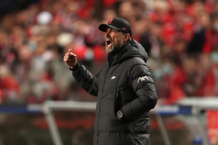LISBON, PORTUGAL - APRIL 05: Jurgen Klopp, Manager of Liverpool shouts instructions during the UEFA Champions League Quarter Final Leg One match between SL Benfica and Liverpool FC at Estadio da Luz on April 05, 2022 in Lisbon, Portugal. (Photo by Julian Finney/Getty Images)