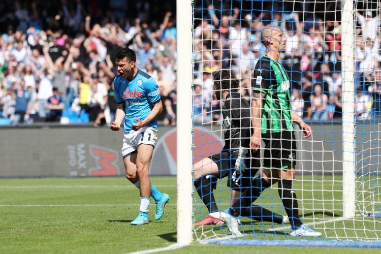 NAPLES, ITALY - APRIL 30: Hirving Lozano of SSC Napoli celebrates after scoring the 3-0 goal during the Serie A match between SSC Napoli and US Sassuolo at Stadio Diego Armando Maradona on April 30, 2022 in Naples, Italy. (Photo by Francesco Pecoraro/Getty Images)