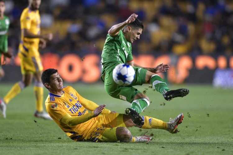 MONTERREY, MEXICO - FEBRUARY 19: Jesús Angulo of Tigres fights for the ball with Javier Güemez of San Luis  during the 6th round match between Tigres UANL and Atletico San Luis as part of the Torneo Grita Mexico C22 Liga MX at Universitario Stadium on February 19, 2022 in Monterrey, Mexico. (Photo by Azael Rodriguez/Getty Images)