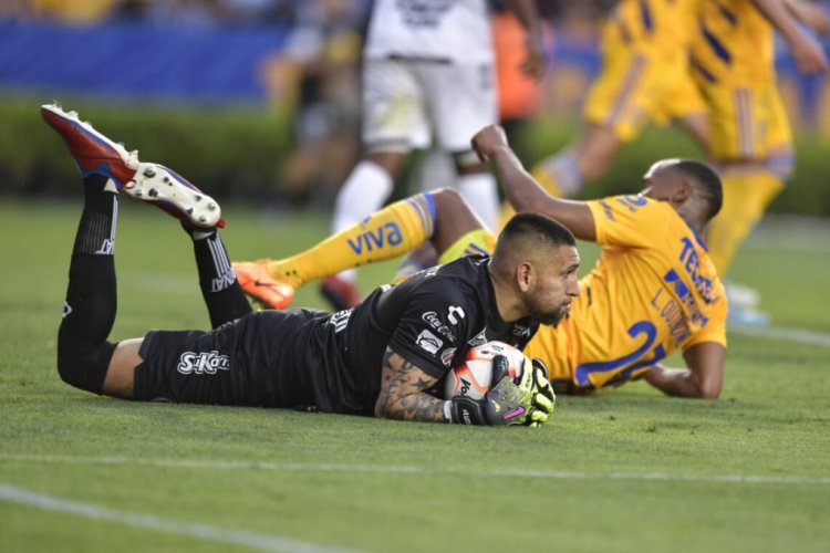 MONTERREY, MEXICO - APRIL 03: Luis Quiñones of Tigres fights for the ball with Jonathan Orozco goalkeeper of Tijuana during the 12th round match between Tigres UANL and Club Tijuana as part of the Torneo Grita Mexico C22 Liga MX at Universitario Stadium on April 03, 2022 in Monterrey, Mexico. (Photo by Azael Rodriguez/Getty Images)
