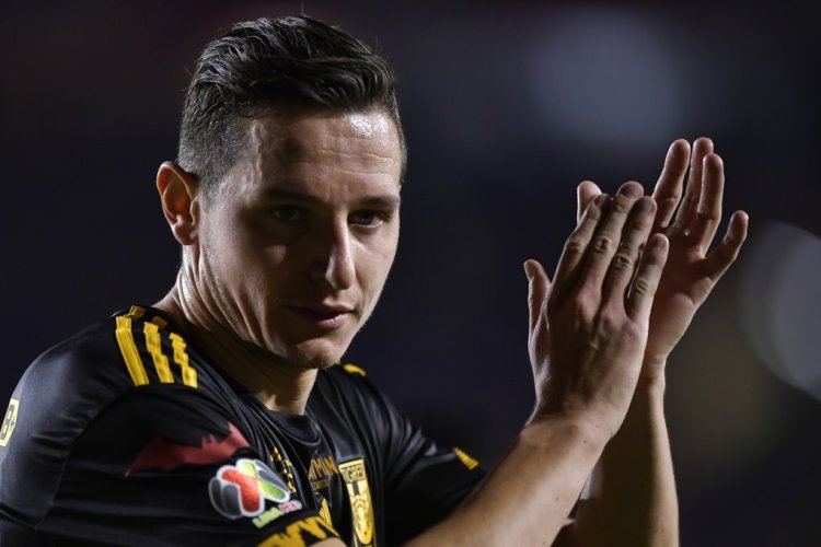 MONTERREY, MEXICO - MARCH 02: Florian Thauvin of Tigres gestures during the 8th round match between Tigres UANL and Cruz Azul as part of the Torneo Grita Mexico C22 Liga MX at Universitario Stadium on March 02, 2022 in Monterrey, Mexico. (Photo by Azael Rodriguez/Getty Images)