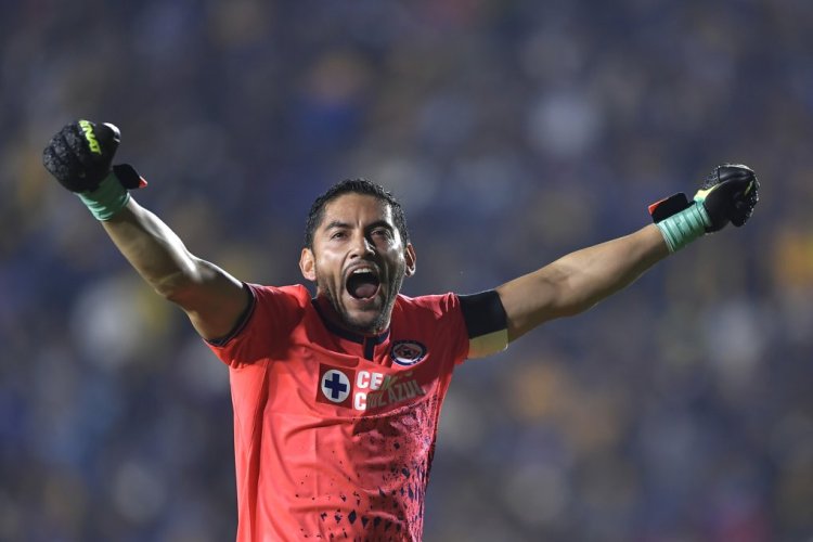 MONTERREY, MEXICO - MARCH 02: Jesús Corona of Cruz Azul celebrates after teammate José Rivero (not in frame) scored his team's second goal during the 8th round match between Tigres UANL and Cruz Azul as part of the Torneo Grita Mexico C22 Liga MX at Universitario Stadium on March 02, 2022 in Monterrey, Mexico. (Photo by Azael Rodriguez/Getty Images)