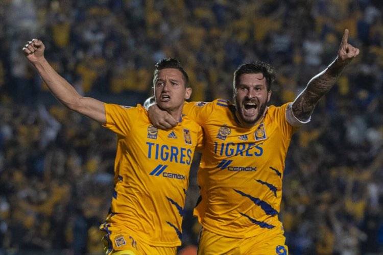 MONTERREY, MEXICO - DECEMBER 01: Florian Thauvin #26 of Tigres celebrates with teammate Andre-Pierre Gignac after scoring his team’s first goal  during the semifinal first leg match between Tigres UANL and Leon as part of the Torneo Grita Mexico A21 Liga MX at Universitario Stadium on December 01, 2021 in Monterrey, Mexico. (Photo by Azael Rodriguez/Getty Images)