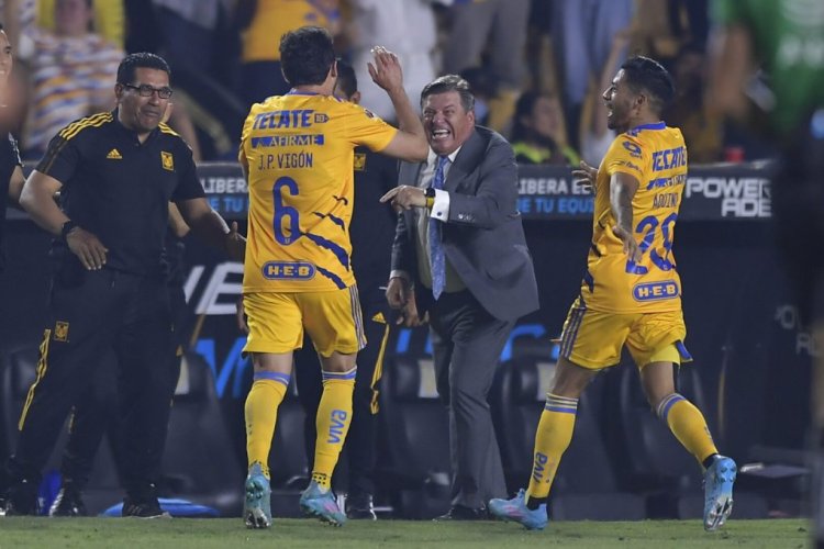 MONTERREY, MEXICO - APRIL 16: Juan Vigón of Tigres celebrates with coach Miguel 'Piojo' Herrera, after scoring his team's first goal during the 14th round match between Tigres UANL v Toluca as part of the Torneo Grita Mexico C22 Liga MX at Universitario Stadium on April 16, 2022 in Monterrey, Mexico. (Photo by Azael Rodriguez/Getty Images)