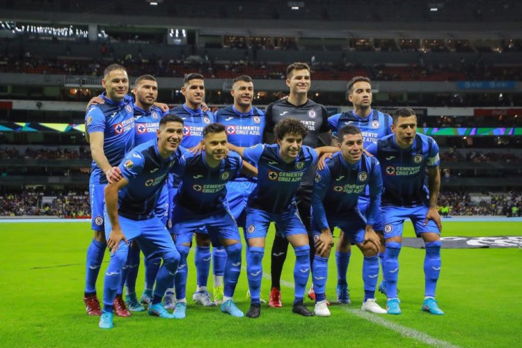 MEXICO CITY, MEXICO - APRIL 30: Players of Cruz Azul pose for a photo prior the 17th round match between America and Cruz Azul as part of the Torneo Grita Mexico C22 Liga MX at Azteca Stadium on April 30, 2022 in Mexico City, Mexico. (Photo by Manuel Velasquez/Getty Images)