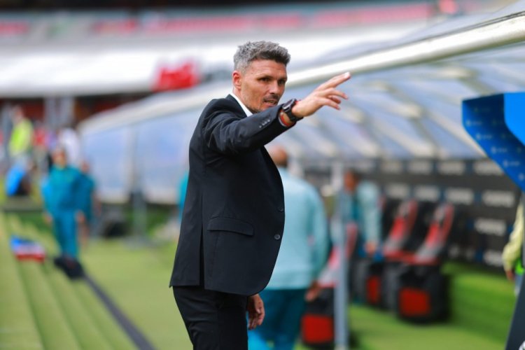 MEXICO CITY, MEXICO - MAY 14: Fernando Ortiz, head coach of America gestures prior the quarterfinals second leg match between America and Puebla as part of the Torneo Grita Mexico C22 Liga MX at Azteca Stadium on May 14, 2022 in Mexico City, Mexico. (Photo by Hector Vivas/Getty Images)