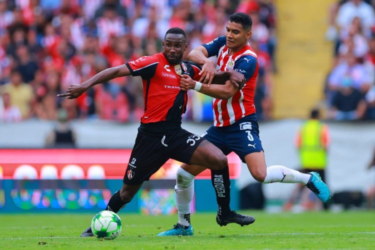 GUADALAJARA, MEXICO - MAY 15: Julian Quiñones of Atlas fights for the ball with Gilberto Sepulveda of Chivas during the quartefinals second leg match between Chivas and Atlas as part of the Torneo Grita Mexico C22 Liga MX at Jalisco Stadium on May 15, 2022 in Guadalajara, Mexico. (Photo by Hector Vivas/Getty Images)