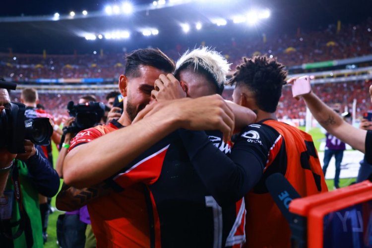 GUADALAJARA, MEXICO - MAY 26: Luis Reyes of Atlas celebrates with teammates after scoring his team's first goal during the final first leg match between Atlas and Pachuca as part of the Torneo Grita Mexico C22 Liga MX at Jalisco Stadium on May 26, 2022 in Guadalajara, Mexico. (Photo by Hector Vivas/Getty Images)