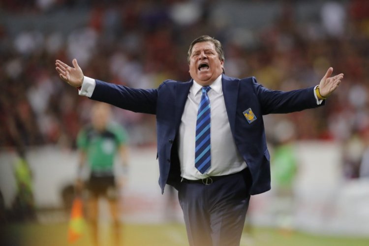 GUADALAJARA, MEXICO - MAY 18: Miguel Herrera, coach of Tigres reacts during the semifinal first leg match between Atlas and Tigres UANL as part of the Torneo Grita Mexico C22 Liga MX at Jalisco Stadium on May 18, 2022 in Guadalajara, Mexico. (Photo by Refugio Ruiz/Getty Images)