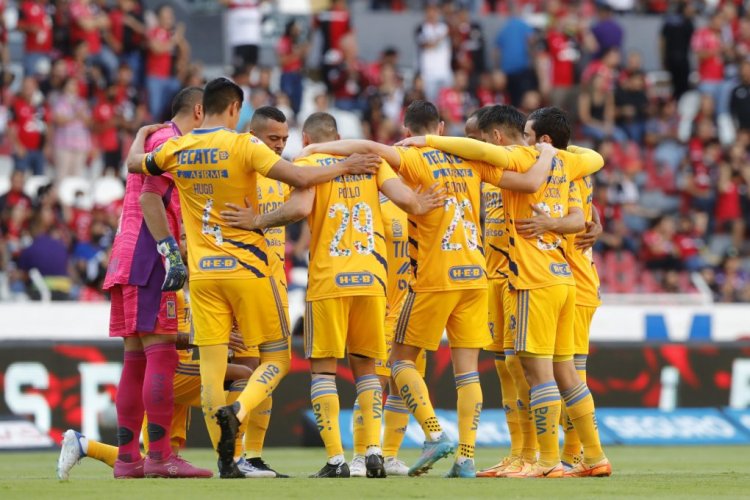 GUADALAJARA, MEXICO - APRIL 30:  Players of Tigres huddle prior the 17th round match between Atlas and Tigres UANL as part of the Torneo Grita Mexico C22 Liga MX at Jalisco Stadium on April 30, 2022 in Guadalajara, Mexico. (Photo by Refugio Ruiz/Getty Images)