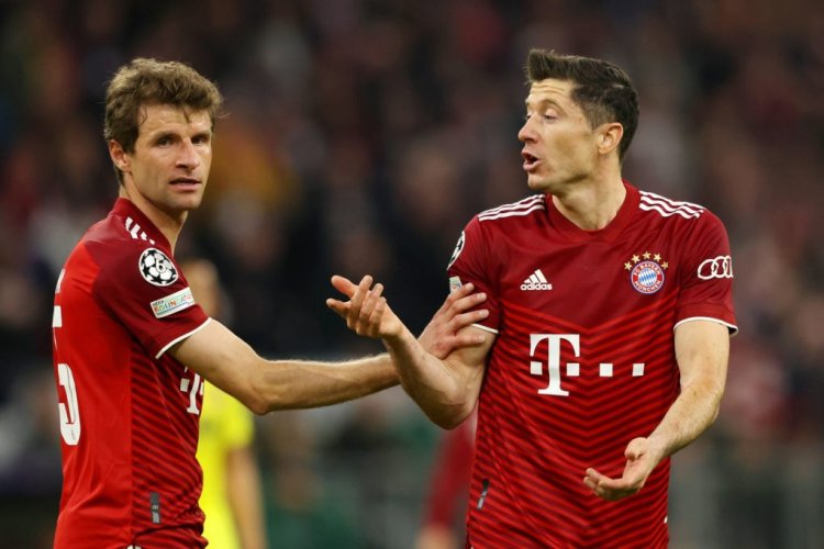 MUNICH, GERMANY - APRIL 12: Thomas Mueller of FC Bayern Muenchen interacts with Robert Lewandowski of FC Bayern Muenchen who reacts after being shown a yellow card during the UEFA Champions League Quarter Final Leg Two match between Bayern München and Villarreal CF at Football Arena Munich on April 12, 2022 in Munich, Germany. (Photo by Alexander Hassenstein/Getty Images)