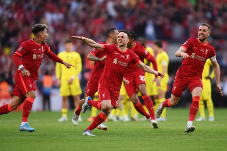 LONDON, ENGLAND - MAY 14: Roberto Firmino, Diogo Jota, Thiago Alcantara and Jordan Henderson of Liverpool celebrates following their team's victory in the penalty shoot out during The FA Cup Final match between Chelsea and Liverpool at Wembley Stadium on May 14, 2022 in London, England. (Photo by Mike Hewitt/Getty Images)