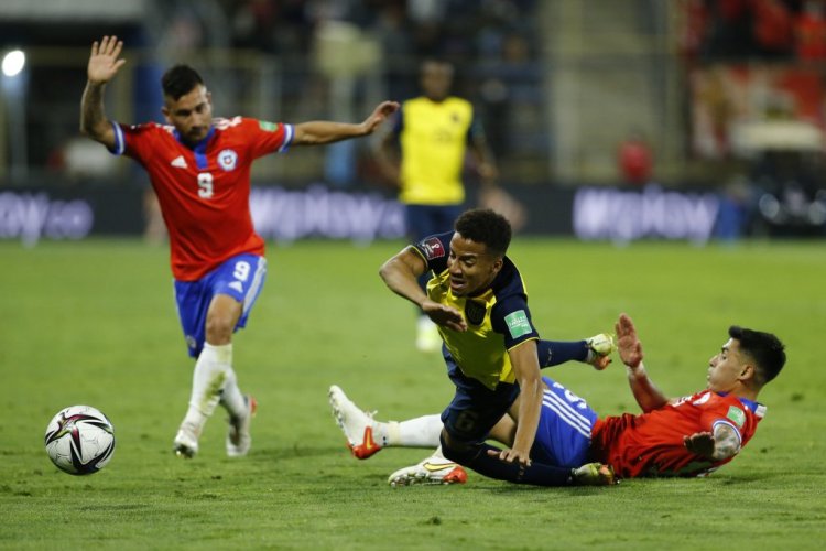 SANTIAGO, CHILE - NOVEMBER 16: Claudio Baeza of Chile fights for the ball with Byron Castillo of Ecuador during a match between Chile and Ecuador as part of FIFA World Cup Qatar 2022 Qualifiers at San Carlos de Apoquindo Stadium on November 16, 2021 in Santiago, Chile. (Photo by Marcelo Hernandez/Getty Images)