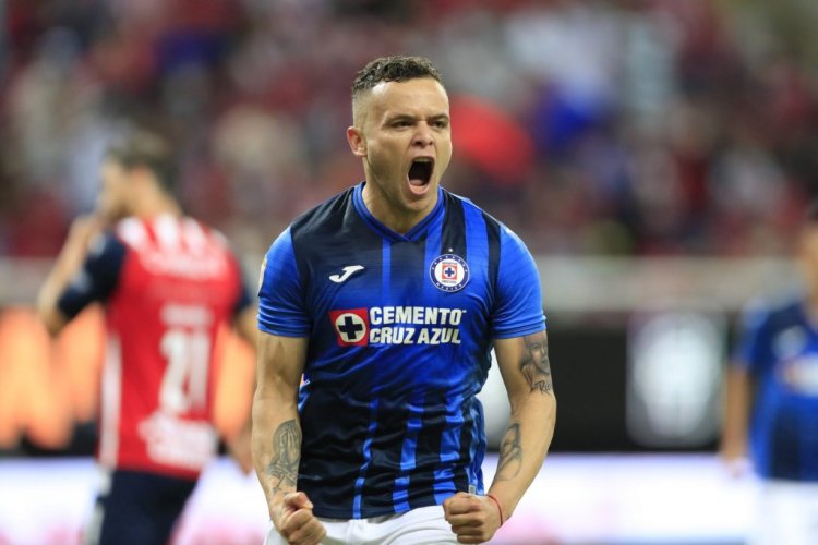 ZAPOPAN, MEXICO - OCTOBER 23: Jonathan Rodríguez #21 of  Cruz Azul celebrates after scoring the first goal of his team during the 15th round match between Chivas and Cru Azul as part of the Torneo Grita Mexico A21 Liga MX at Akron Stadium on October 23, 2021 in Zapopan, Mexico. (Photo by Refugio Ruiz/Getty Images)
