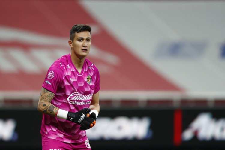 ZAPOPAN, MEXICO - NOVEMBER 21: Raul Gudiño goalkeeper of Chivas looks on during the repechage match between Chivas and Necaxa as part of the Torneo Guard1anes 2020 Liga MX at Akron Stadium on November 21, 2020 in Zapopan, Mexico. (Photo by Refugio Ruiz/Getty Images)