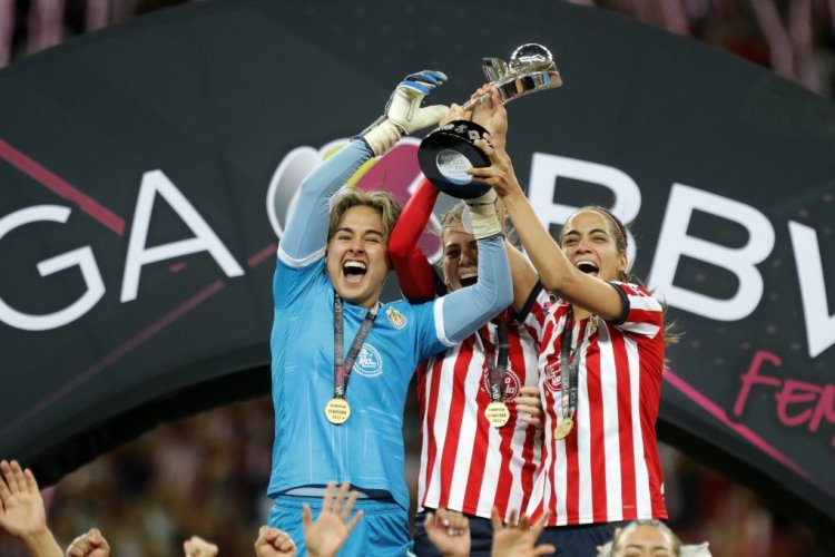 ZAPOPAN, MEXICO - MAY 23: Blanca Félix, Alicia Cervantes and Christian Jaramillo of Chivas lift the champion trophy after the final second leg match between Chivas and Pachuca as part of the Torneo Grita Mexico C22 Liga MX Femenil at Akron Stadium on May 23, 2022 in Zapopan, Mexico. (Photo by Refugio Ruiz/Getty Images)