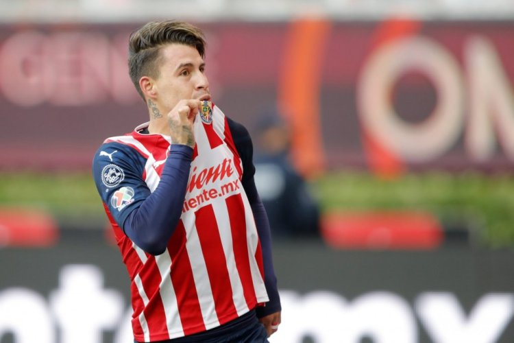 ZAPOPAN, MEXICO - MAY 08: Cristian Calderon of Chivas celebrates after scoring his team's first goal during the playoff match between Chivas and Pumas UNAM as part of the Torneo Grita Mexico C22 Liga MX at Akron Stadium on May 8, 2022 in Zapopan, Mexico. (Photo by Refugio Ruiz/Getty Images)