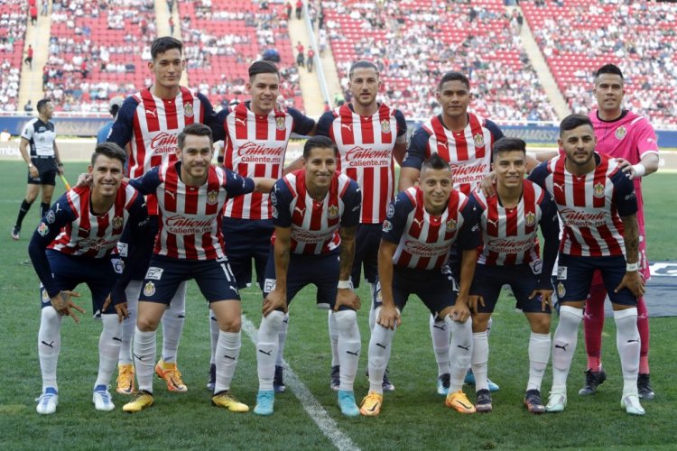 ZAPOPAN, MEXICO - MAY 08:  Players of Chivas pose prior the playoff match between Chivas and Pumas UNAM as part of the Torneo Grita Mexico C22 Liga MX at Akron Stadium on May 8, 2022 in Zapopan, Mexico. (Photo by Refugio Ruiz/Getty Images)