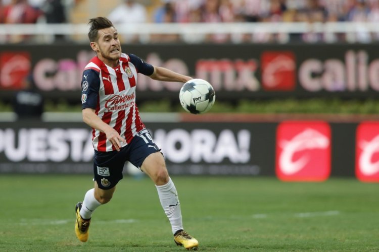 ZAPOPAN, MEXICO - MAY 08:  Jesús Angulo of Chivas drives the ball during the playoff match between Chivas and Pumas UNAM as part of the Torneo Grita Mexico C22 Liga MX at Akron Stadium on May 8, 2022 in Zapopan, Mexico. (Photo by Refugio Ruiz/Getty Images)