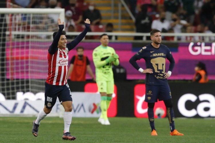 ZAPOPAN, MEXICO - MAY 08: Fernando Beltran of Chivas celebrates after scoring the second goal of his team during the playoff match between Chivas and Pumas UNAM as part of the Torneo Grita Mexico C22 Liga MX at Akron Stadium on May 8, 2022 in Zapopan, Mexico. (Photo by Refugio Ruiz/Getty Images)