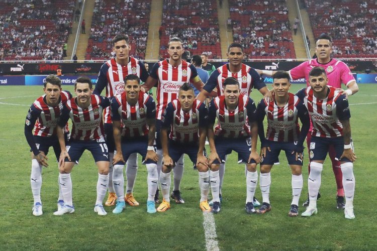 ZAPOPAN, MEXICO - APRIL 23:  Players of Chivas pose for photos prior the 16th round match between Chivas and Pumas UNAM as part of the Torneo Grita Mexico C22 Liga MX at Akron Stadium on April 23, 2022 in Zapopan, Mexico. (Photo by Refugio Ruiz/Getty Images)
