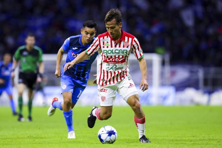 MEXICO CITY, MEXICO - FEBRUARY 12: Fernando Gonzalez of Necaxa controls the ball during the 5th round match between Cruz Azul and Necaxa as part of the Torneo Grita Mexico C22 Liga MX at Azteca Stadium on February 12, 2022 in Mexico City, Mexico. (Photo by Agustin Cuevas/Getty Images)