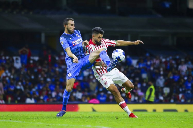 MEXICO CITY, MEXICO - FEBRUARY 12: Alejandro Mayorga of Cruz Azul fights for the ball with Milton Gimenez of Necaxa during the 5th round match between Cruz Azul and Necaxa as part of the Torneo Grita Mexico C22 Liga MX at Azteca Stadium on February 12, 2022 in Mexico City, Mexico. (Photo by Agustin Cuevas/Getty Images)