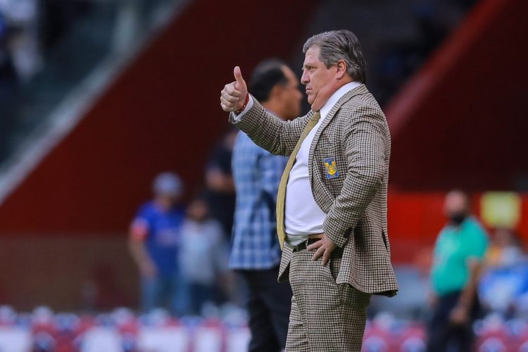 MEXICO CITY, MEXICO - MAY 12: Miguel Herrera, coach of Tigres gestures during the quarterfinals first leg match between Cruz Azul and Tigres UANL as part of the Torneo Grita Mexico C22 Liga MX at Azteca Stadium on May 12, 2022 in Mexico City, Mexico. (Photo by Manuel Velasquez/Getty Images)