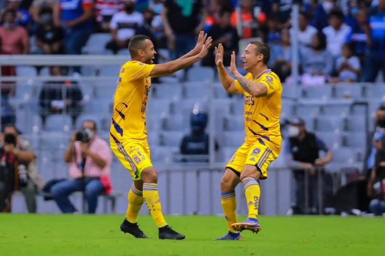 MEXICO CITY, MEXICO - MAY 12: Jesus Dueñas (L) of Tigres celebrates the first scored goal of Tigres with Rafael De Souza (R) of Tigres during the quarterfinals first leg match between Cruz Azul and Tigres UANL as part of the Torneo Grita Mexico C22 Liga MX at Azteca Stadium on May 12, 2022 in Mexico City, Mexico. (Photo by Manuel Velasquez/Getty Images)