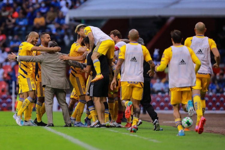 MEXICO CITY, MEXICO - MAY 12: Players of Tigres celebrates the first scored goal of Tigres during the quarterfinals first leg match between Cruz Azul and Tigres UANL as part of the Torneo Grita Mexico C22 Liga MX at Azteca Stadium on May 12, 2022 in Mexico City, Mexico. (Photo by Manuel Velasquez/Getty Images)