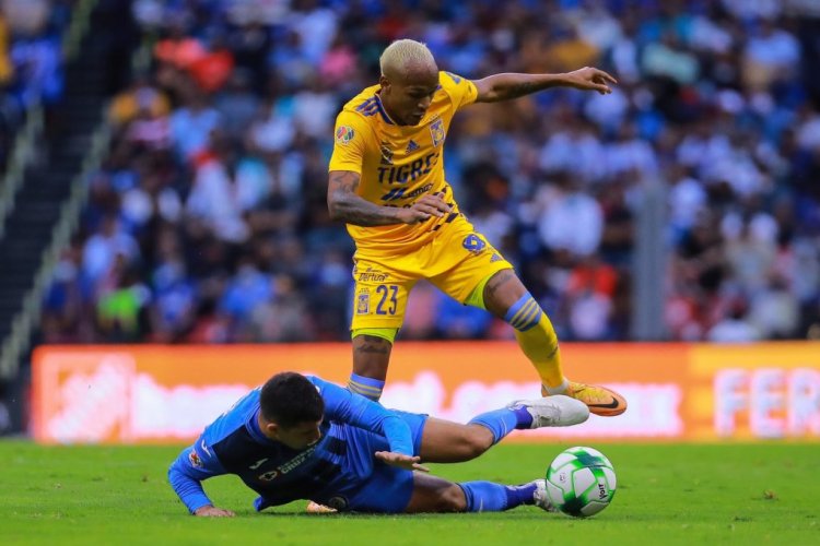 MEXICO CITY, MEXICO - MAY 12: Erik Lira (L) of Cruz Azul battles for the ball against Luis Quiñones (R) of Tigres during the quarterfinals first leg match between Cruz Azul and Tigres UANL as part of the Torneo Grita Mexico C22 Liga MX at Azteca Stadium on May 12, 2022 in Mexico City, Mexico. (Photo by Manuel Velasquez/Getty Images)
