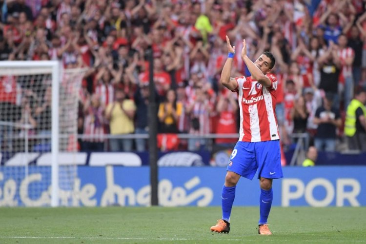 Atletico Madrid's Uruguayan forward Luis Suarez acknowledges the crowd prior to leaving the pitch during the Spanish league football match between Club Atletico de Madrid and Sevilla FC at the Wanda Metropolitano stadium in Madrid on May 15, 2022. (Photo by Jose Jordan / AFP) (Photo by JOSE JORDAN/AFP via Getty Images)