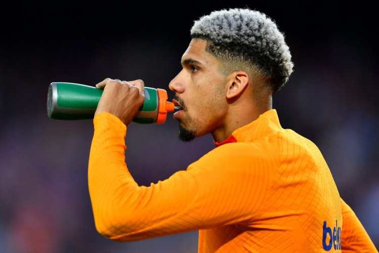 Barcelona's Uruguayan defender Ronald Araujo drinks as he warms up before the Spanish League football match between FC Barcelona and RCD Mallorca at the Camp Nou stadium in Barcelona on May 1, 2022. (Photo by Pau BARRENA / AFP) (Photo by PAU BARRENA/AFP via Getty Images)