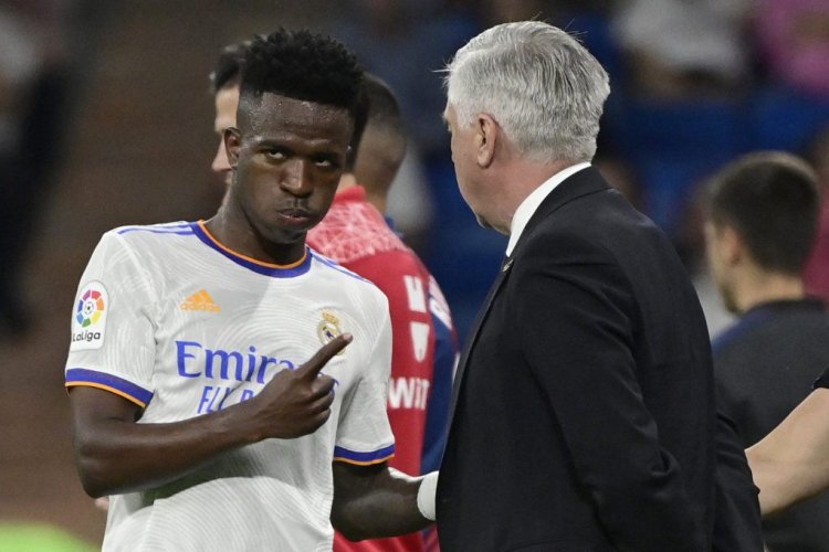 Real Madrid's Brazilian forward Vinicius Junior talks with Real Madrid's Italian coach Carlo Ancelotti during the Spanish league football match between Real Madrid CF and Levante UD at the Santiago Bernabeu stadium in Madrid on May 12, 2022. (Photo by JAVIER SORIANO / AFP) (Photo by JAVIER SORIANO/AFP via Getty Images)