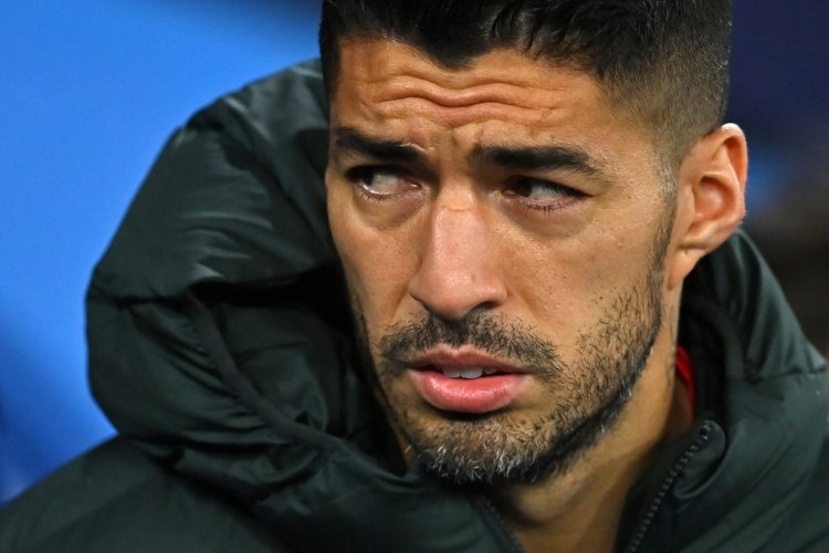 Atletico Madrid's Uruguayan striker Luis Suarez arrives to take his place on the bench for the UEFA Champions League Quarter-final first leg football match between Manchester City and Atletico Madrid at the Etihad Stadium in Manchester, north west England, on April 5, 2022. (Photo by Paul ELLIS / AFP) (Photo by PAUL ELLIS/AFP via Getty Images)
