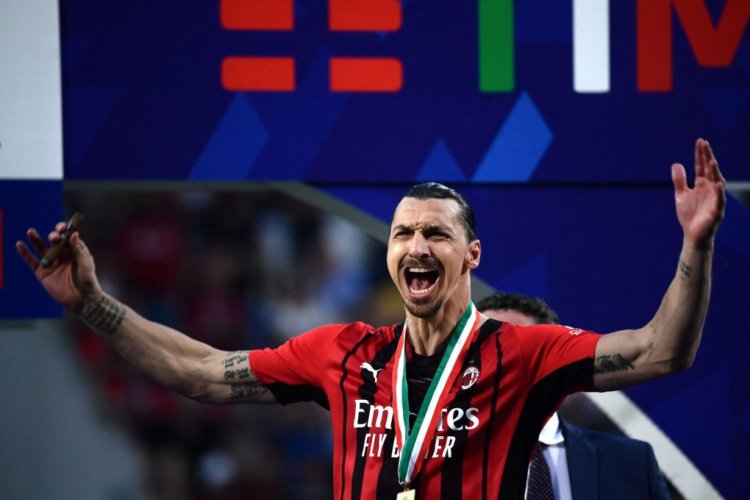 AC Milan's Swedish forward Zlatan Ibrahimovic, holding a cigar, celebrates during the winner's trophy ceremony after AC Milan won the Italian Serie A football match between Sassuolo and AC Milan, securing the "Scudetto" championship on May 22, 2022 at the Mapei - Citta del Tricolore stadium in Sassuolo. (Photo by Filippo MONTEFORTE / AFP) (Photo by FILIPPO MONTEFORTE/AFP via Getty Images)