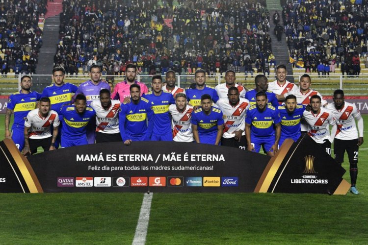 Players pose before the Copa Libertadores group stage football match between Bolivia's Always Ready and Argentina's Boca Juniors at the Hernando Siles Stadium in La Paz on May 4, 2022. (Photo by AIZAR RALDES / AFP) (Photo by AIZAR RALDES/AFP via Getty Images)