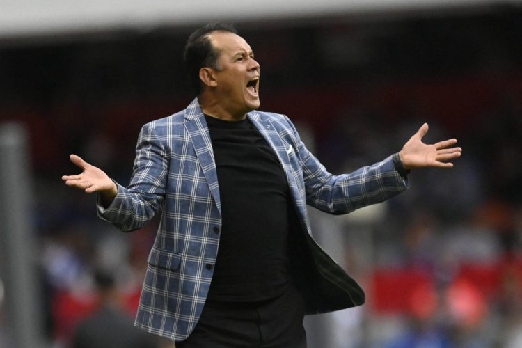 Cruz Azul's Peruvian head coach Juan Reynoso gestures during the Mexican Clausura 2022 tournament quarter-final first leg football match against Tigres, at the Azteca stadium in Mexico City, on May 12, 2022. (Photo by PEDRO PARDO / AFP) (Photo by PEDRO PARDO/AFP via Getty Images)