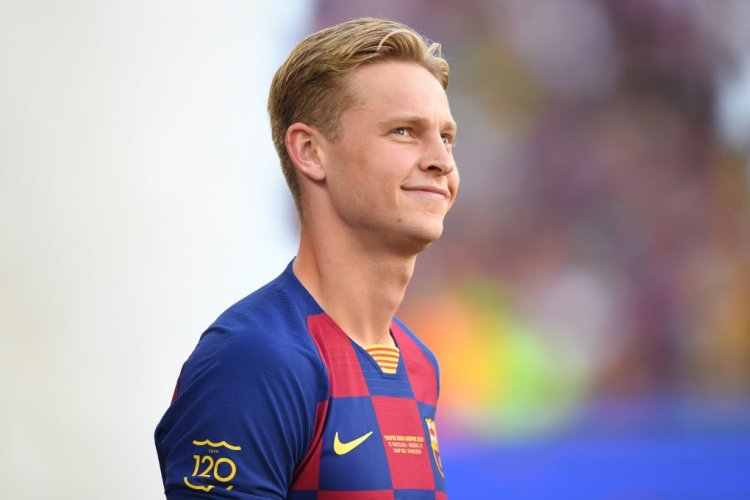 BARCELONA, SPAIN - AUGUST 04: Frankie de Jong of FC Barcelona looks on prior to the Joan Gamper trophy friendly match at Nou Camp between FC Barcelona and Arsenal on August 04, 2019 in Barcelona, Spain. (Photo by David Ramos/Getty Images)
