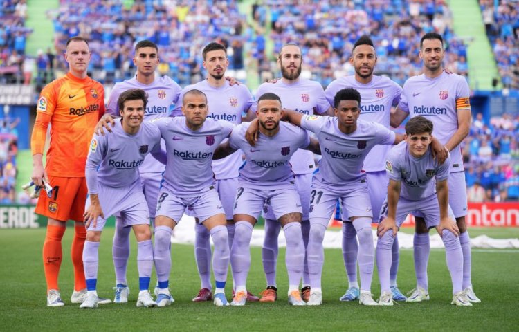 GETAFE, SPAIN - MAY 15: FC Barcelona pose for a photograph prior to kick off of the LaLiga Santander match between Getafe CF and FC Barcelona at Coliseum Alfonso Perez on May 15, 2022 in Getafe, Spain. (Photo by Aitor Alcalde/Getty Images)
