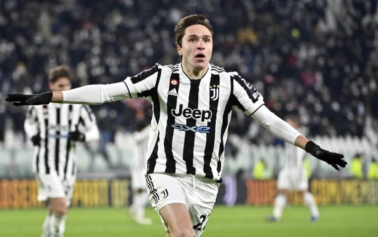 TURIN, ITALY - JANUARY 06: Federico Chiesa of Juventus celebrates scoring their teams first goal to make it 1-1 during the Serie A match between Juventus and SSC Napoli at Allianz Stadium on January 06, 2022 in Turin, Italy. (Photo by Stefano Guidi/Getty Images)