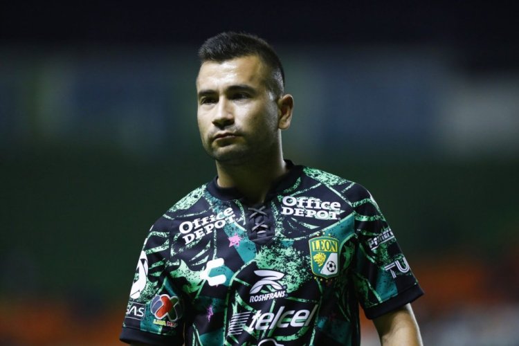 LEON, MEXICO - MARCH 01: Jean Meneses of Leon looks on during the 8th round match between Leon and Monterrey as part of the Torneo Grita Mexico C22 Liga MX at Leon Stadium on March 1, 2022 in Leon, Mexico. (Photo by Leopoldo Smith/Getty Images)