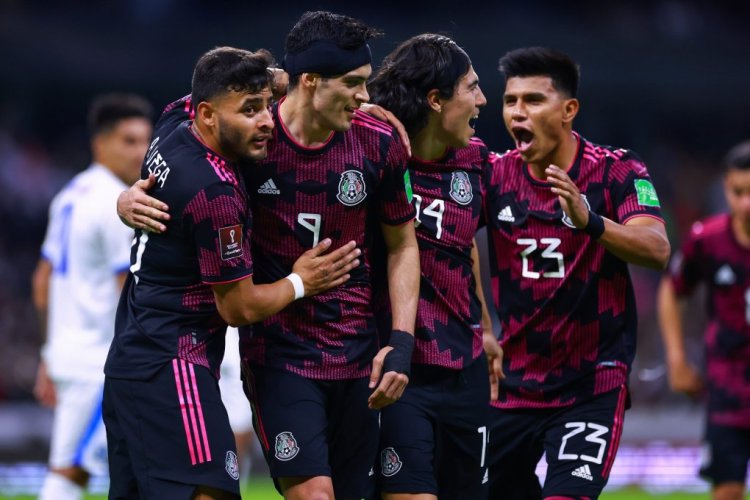MEXICO CITY, MEXICO - MARCH 30: Raúl Jiménez of Mexico celebrates with teammates after scoring his team's second goal during the match between Mexico and El Salvador as part of the Concacaf 2022 FIFA World Cup Qualifiers at Azteca Stadium on March 30, 2022 in Mexico City, Mexico. (Photo by Hector Vivas/Getty Images)