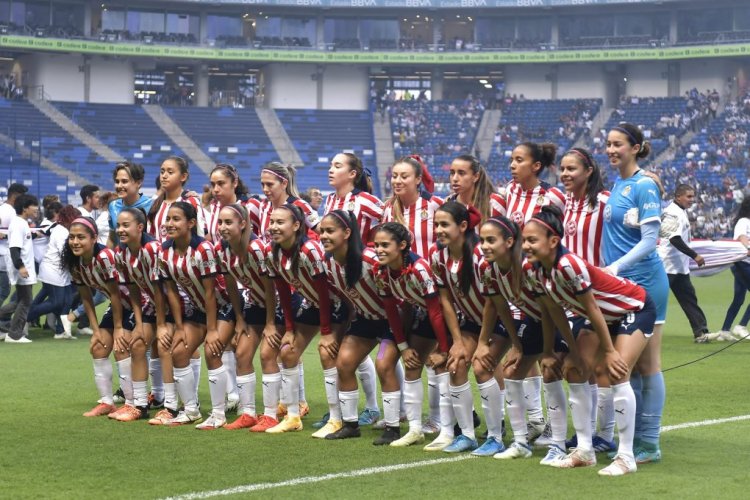 MONTERREY, MEXICO - MAY 30: Players of Chivas pose prior the final second leg match between Monterrey and Chivas as part of Campeon de Campeones 2022 Liga MX Femenil at BBVA Stadium on May 30, 2022 in Monterrey, Mexico. (Photo by Azael Rodriguez/Getty Images)
