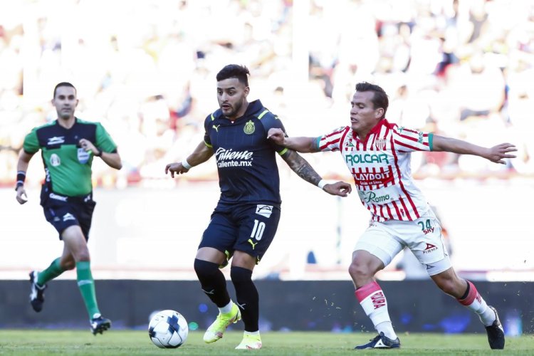 AGUASCALIENTES, MEXICO - APRIL 29: Alexis Vega of Chivas struggles for the ball with Fernando Gonzalez of Necaxa during the 17th round match between Necaxa and Chivas as part of the Torneo Grita Mexico C22 Liga MX at Victoria Stadium on April 29, 2022 in Aguascalientes, Mexico. (Photo by Leopoldo Smith/Getty Images)