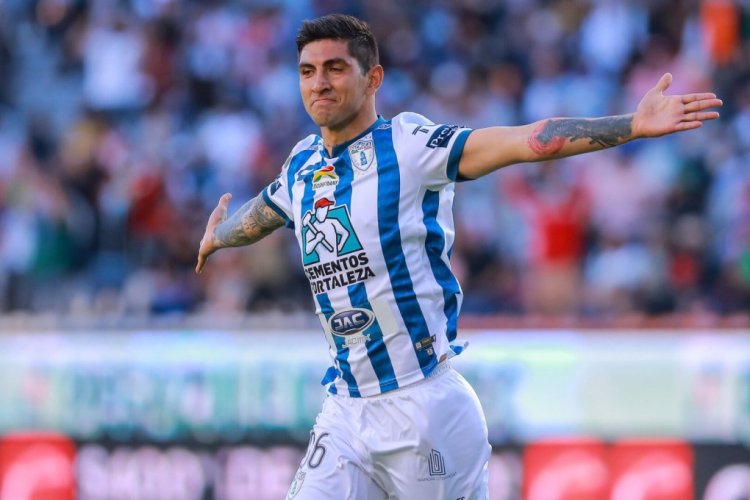 PACHUCA, MEXICO - APRIL 19: Víctor Guzmán of Pachuca celebrates after scoring the first goal of his team during the 15th round match between Pachuca and Puebla as part of te Torneo Grita Mexico C22 Liga MX at Hidalgo Stadium on April 19, 2022 in Pachuca, Mexico. (Photo by Manuel Velasquez/Getty Images)