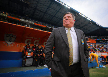 PACHUCA, MEXICO - APRIL 07: Miguel Herrera, coach of Tigres gestures prior the 9th round match between Pachuca and Tigres UANL as part of the Torneo Grita Mexico C22 Liga MX at Hidalgo Stadium on April 07, 2022 in Pachuca, Mexico. (Photo by Manuel Velasquez/Getty Images)