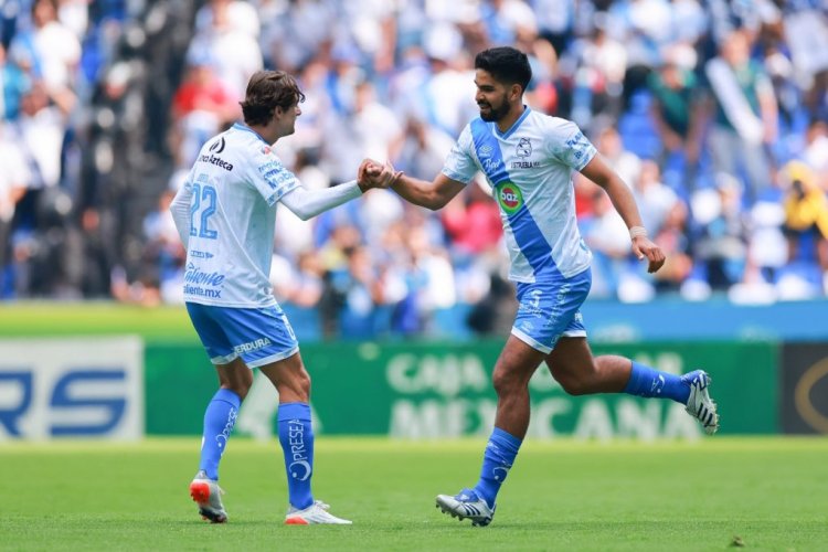 PUEBLA, MEXICO - MAY 08: (R-L) Diego de Buen of Puebla celebrates with teammate Jordi Cortizo after scoring his team’s first goal during the playoff match between Puebla and Mazatlan FC as part of the Torneo Grita Mexico C22 Liga MX at Cuauhtemoc Stadium on May 08, 2022 in Puebla, Mexico.  (Photo by Hector Vivas/Getty Images)